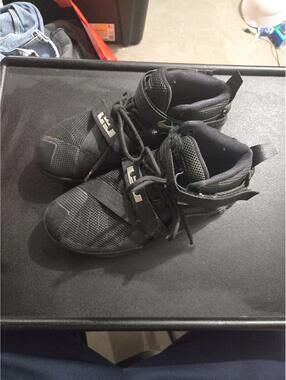 Nike LeBron Soldier 9 Black Youth Basketball Sneakers 6Y